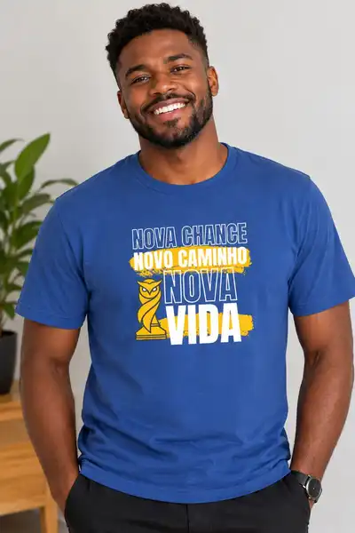 Camiseta azul da Opportunità Store com a frase Nova chance, novo caminho, nova vida e a coruja do Recomeçar
